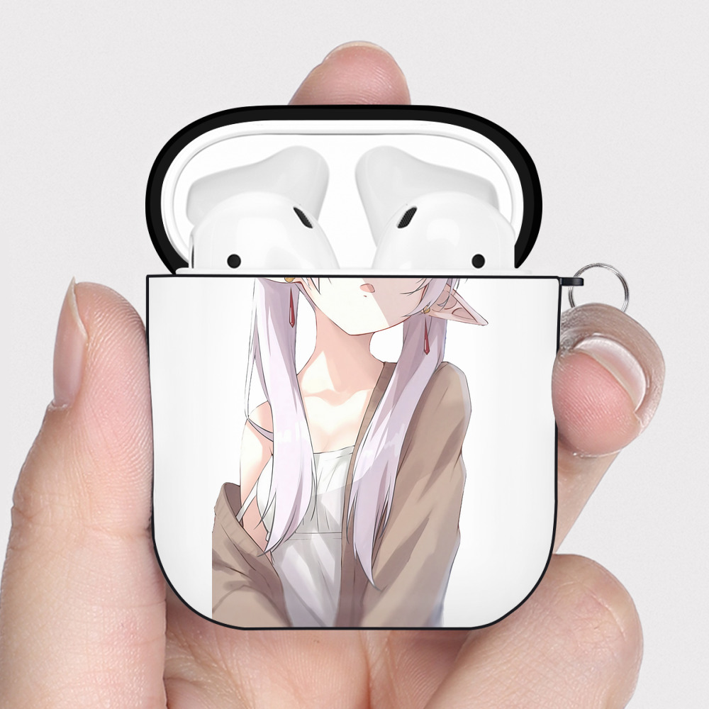 （画像用） 葬送のフリーレン Frieren AirPods 第2世代保護ケース ハードシェル ブラック 耐衝撃・防指紋・カラビナ付き