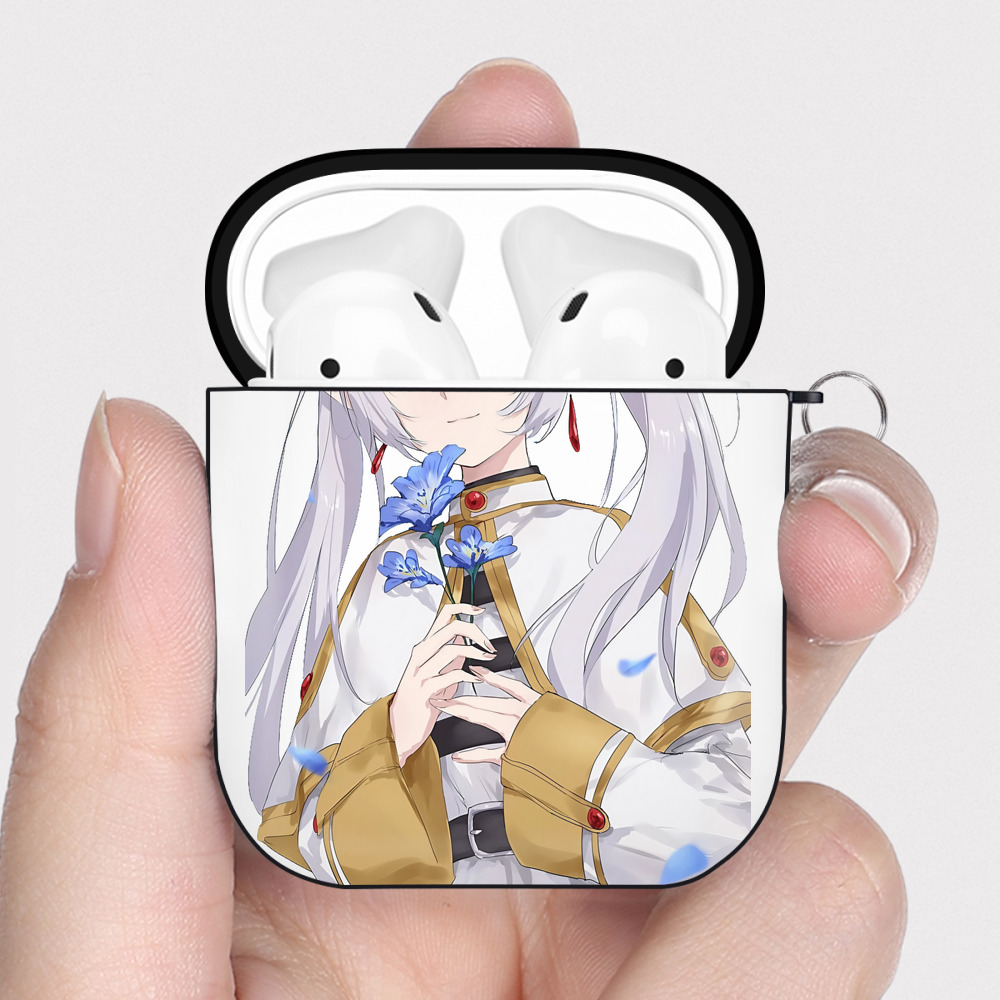 （画像用） 葬送のフリーレン Frieren AirPods 第2世代保護ケース ハードシェル ブラック 耐衝撃・防指紋・カラビナ付き