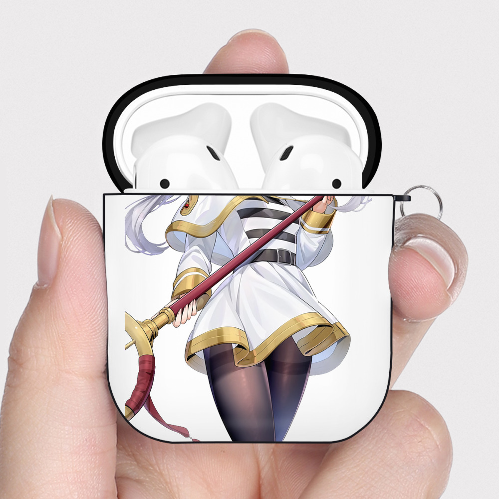 （画像用） 葬送のフリーレン Frieren AirPods 第2世代保護ケース ハードシェル ブラック 耐衝撃・防指紋・カラビナ付き