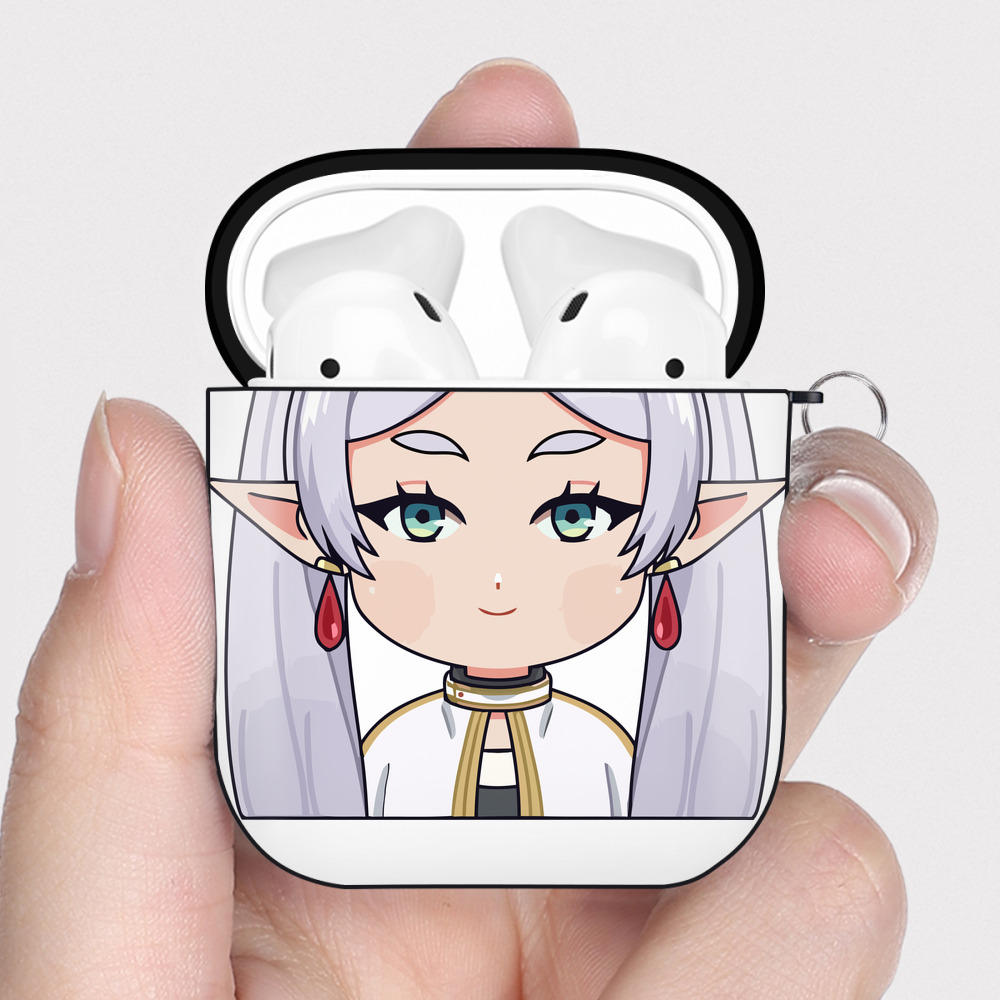 （画像用） 葬送のフリーレン Frieren AirPods 第2世代保護ケース ハードシェル ブラック 耐衝撃・防指紋・カラビナ付き