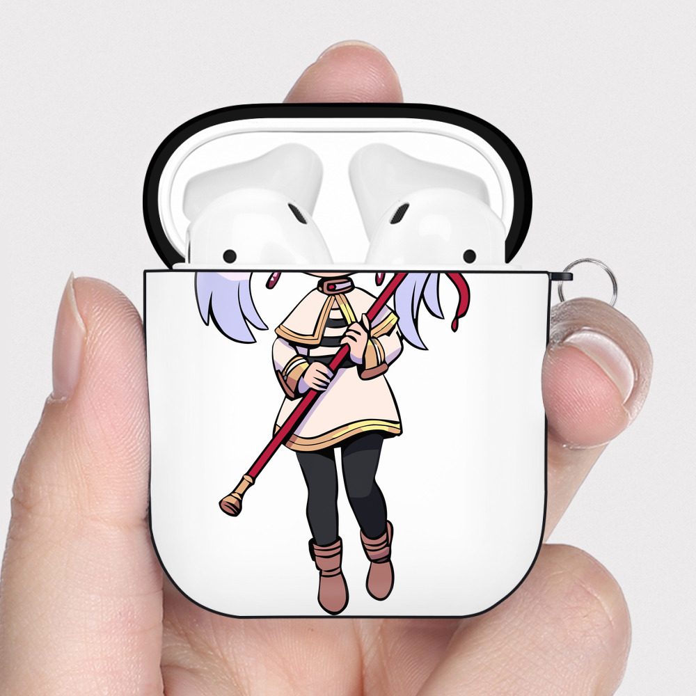 （画像用） 葬送のフリーレン Frieren AirPods 第2世代保護ケース ハードシェル ブラック 耐衝撃・防指紋・カラビナ付き