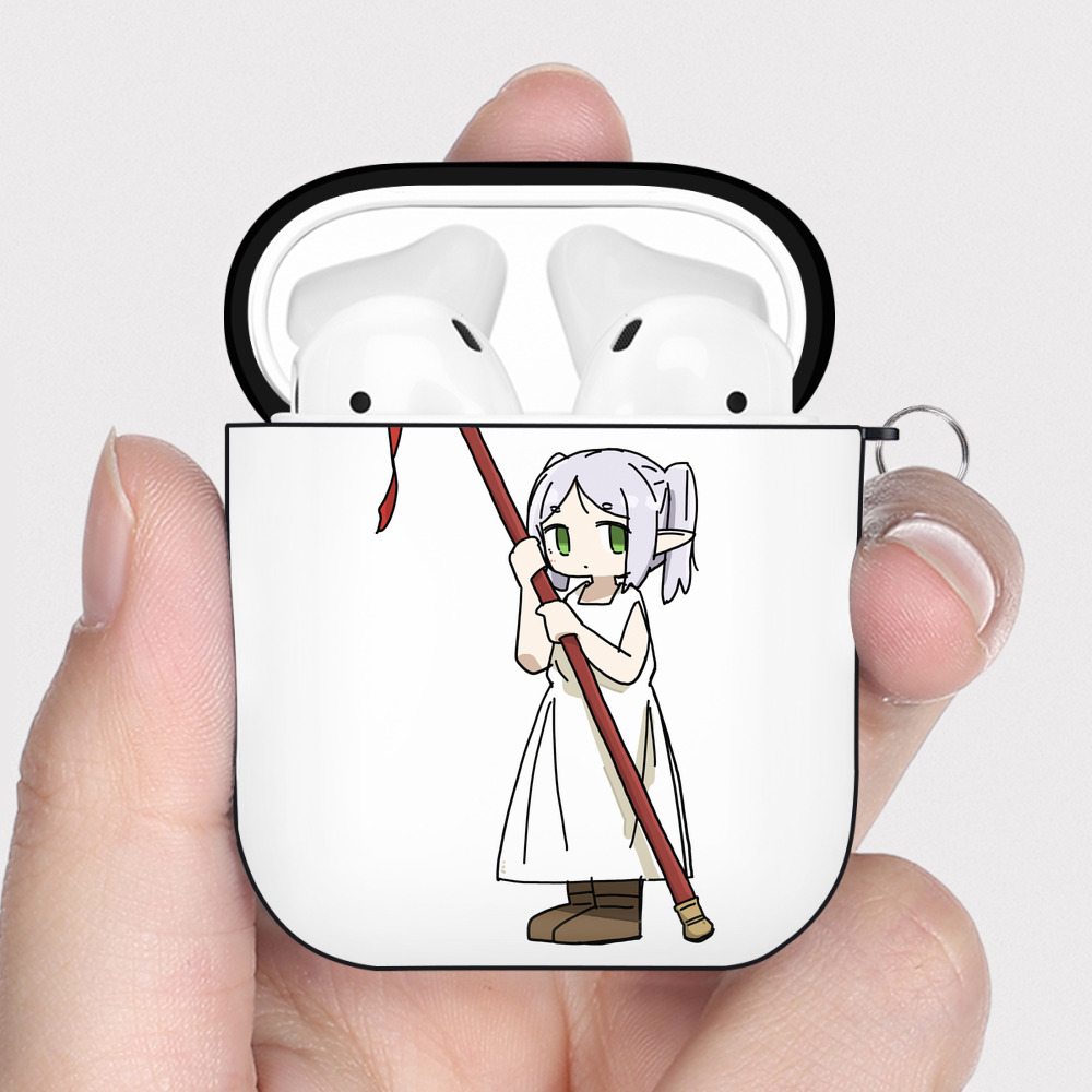 （画像用） 葬送のフリーレン Frieren AirPods 第2世代保護ケース ハードシェル ブラック 耐衝撃・防指紋・カラビナ付き