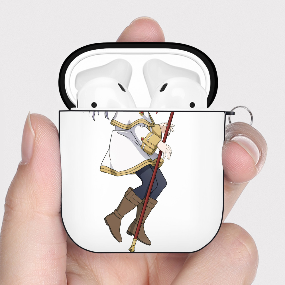 （画像用） 葬送のフリーレン Frieren AirPods 第2世代保護ケース ハードシェル ブラック 耐衝撃・防指紋・カラビナ付き
