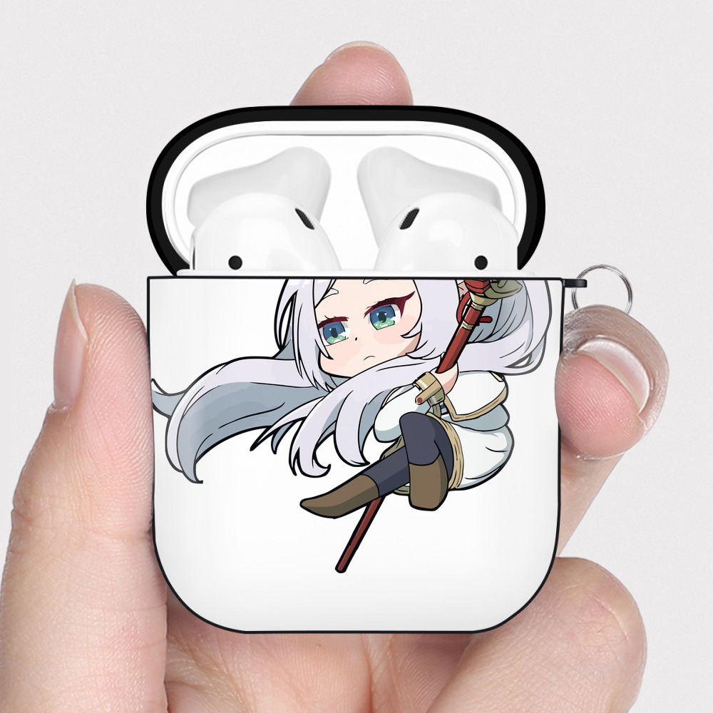 （画像用） 葬送のフリーレン Frieren AirPods 第2世代保護ケース ハードシェル ブラック 耐衝撃・防指紋・カラビナ付き