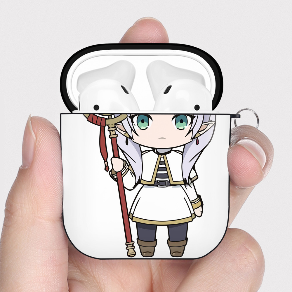 （画像用） 葬送のフリーレン Frieren AirPods 第2世代保護ケース ハードシェル ブラック 耐衝撃・防指紋・カラビナ付き