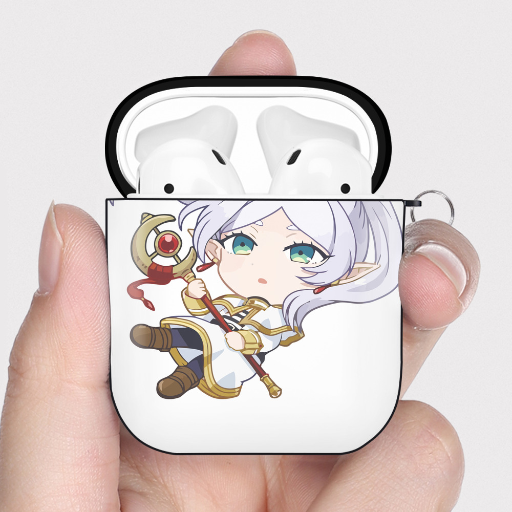 （画像用） 葬送のフリーレン Frieren AirPods 第2世代保護ケース ハードシェル ブラック 耐衝撃・防指紋・カラビナ付き