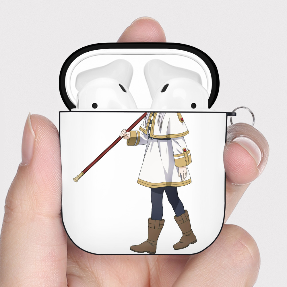 （画像用） 葬送のフリーレン Frieren AirPods 第2世代保護ケース ハードシェル ブラック 耐衝撃・防指紋・カラビナ付き