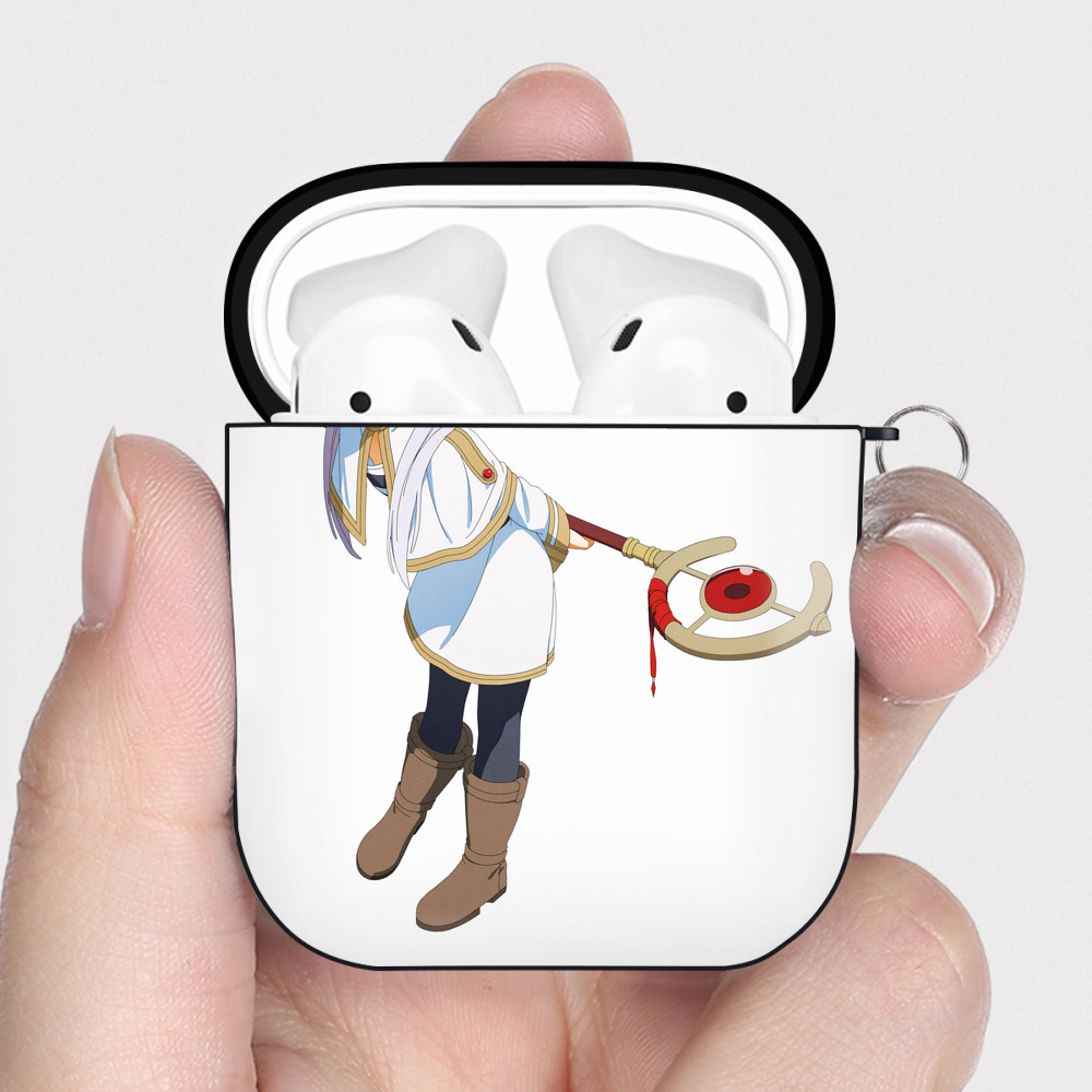 （画像用） 葬送のフリーレン Frieren AirPods 第2世代保護ケース ハードシェル ブラック 耐衝撃・防指紋・カラビナ付き