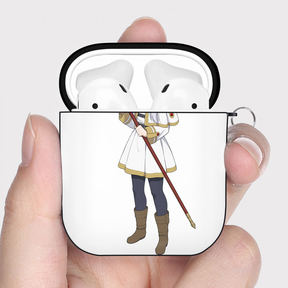 （画像用） 葬送のフリーレン Frieren AirPods 第2世代保護ケース ハードシェル ブラック 耐衝撃・防指紋・カラビナ付き