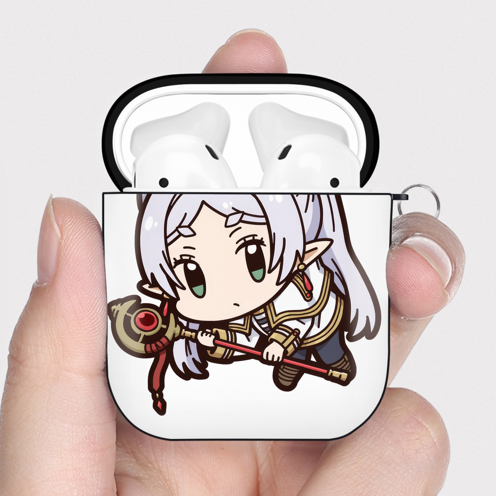 （画像用） 葬送のフリーレン Frieren AirPods 第2世代保護ケース ハードシェル ブラック 耐衝撃・防指紋・カラビナ付き