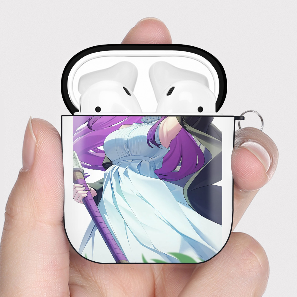 （画像用） 葬送のフリーレン Frieren AirPods 第2世代保護ケース ハードシェル ブラック 耐衝撃・防指紋・カラビナ付き