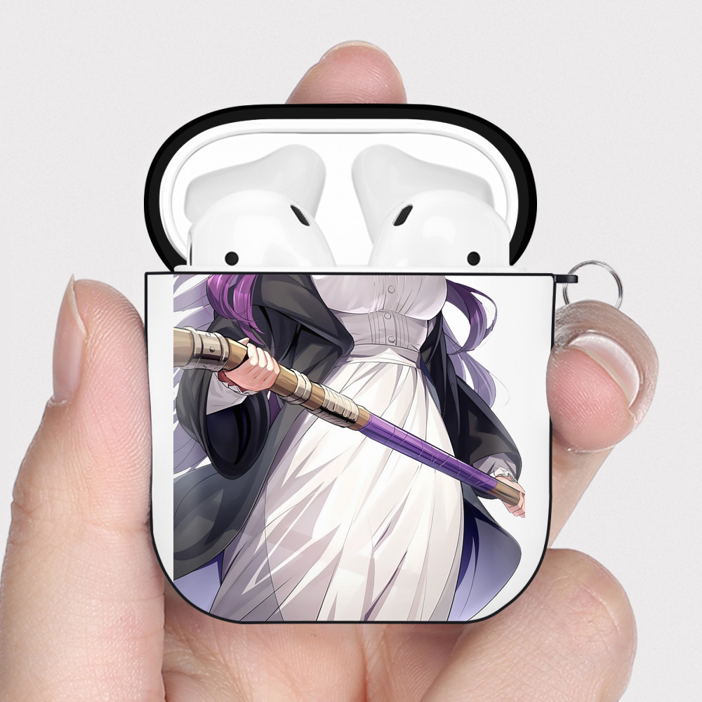 （画像用） 葬送のフリーレン Frieren AirPods 第2世代保護ケース ハードシェル ブラック 耐衝撃・防指紋・カラビナ付き