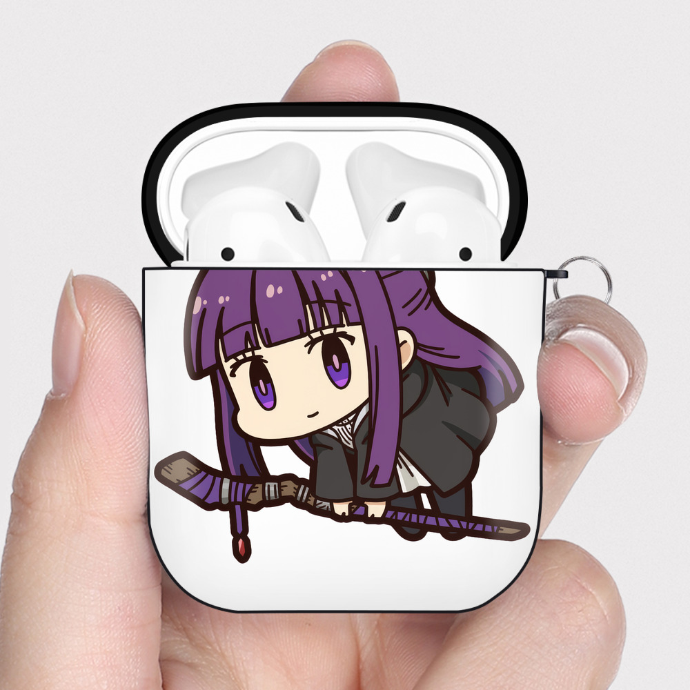 （画像用） 葬送のフリーレン Frieren AirPods 第2世代保護ケース ハードシェル ブラック 耐衝撃・防指紋・カラビナ付き