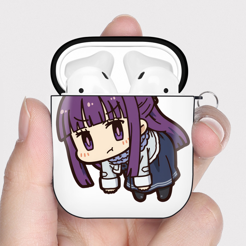 （画像用） 葬送のフリーレン Frieren AirPods 第2世代保護ケース ハードシェル ブラック 耐衝撃・防指紋・カラビナ付き