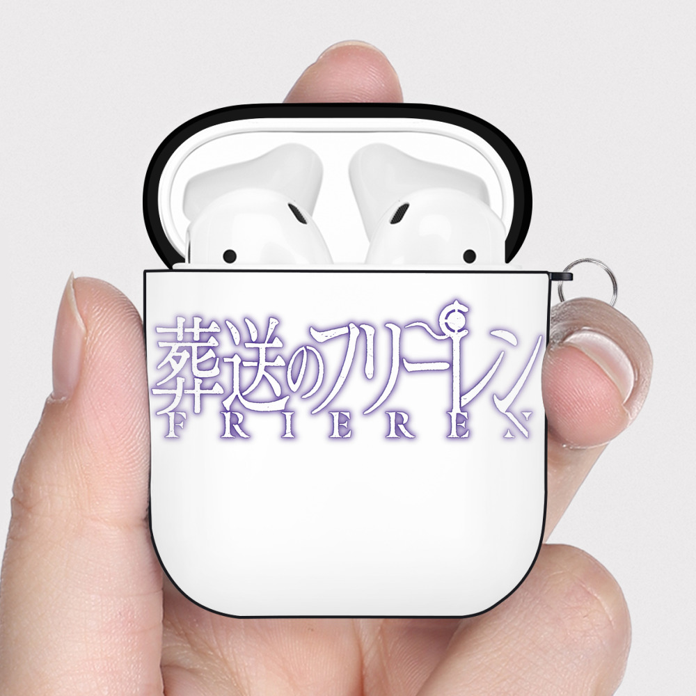 （画像用） 葬送のフリーレン Frieren AirPods 第2世代保護ケース ハードシェル ブラック 耐衝撃・防指紋・カラビナ付き