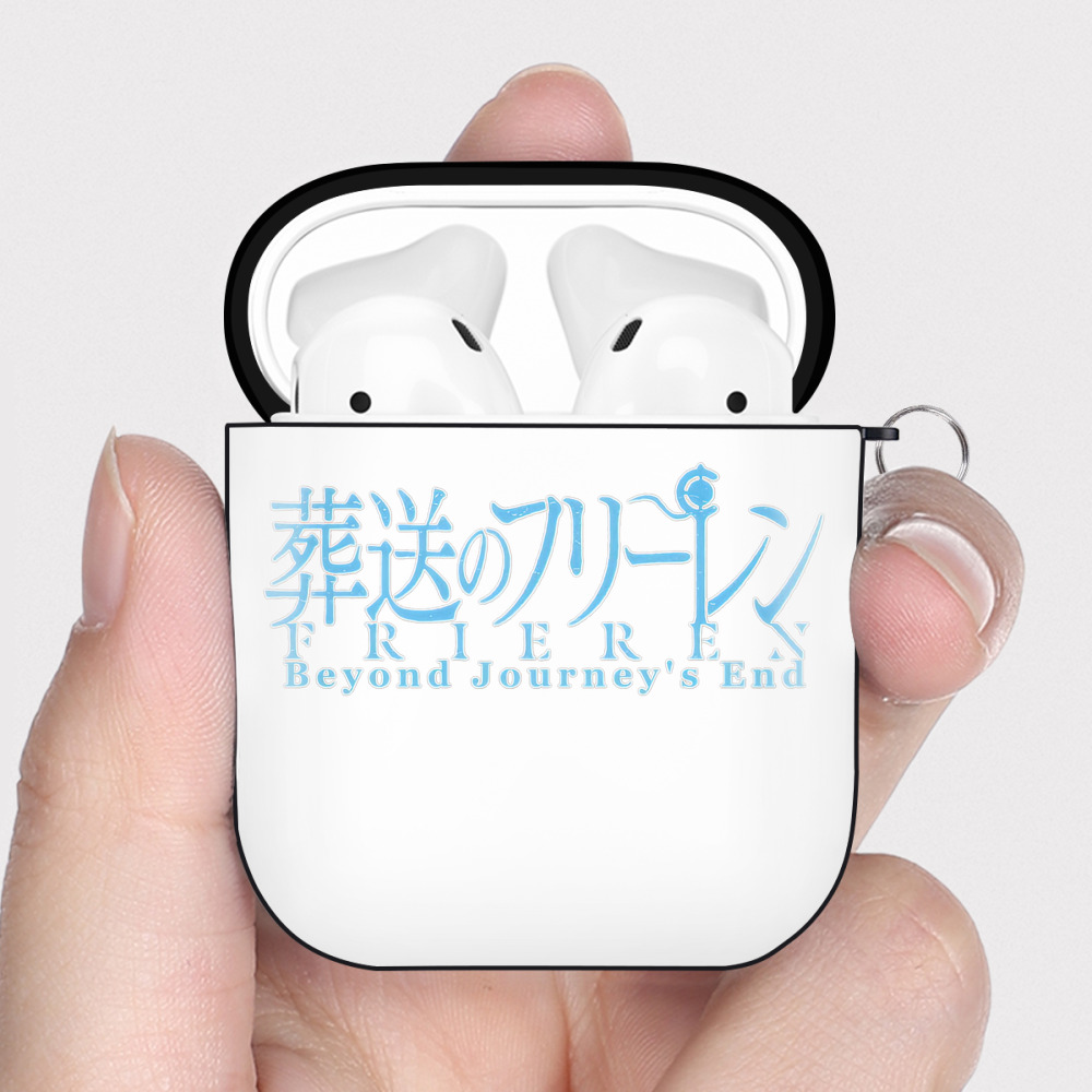 （画像用） 葬送のフリーレン Frieren AirPods 第2世代保護ケース ハードシェル ブラック 耐衝撃・防指紋・カラビナ付き