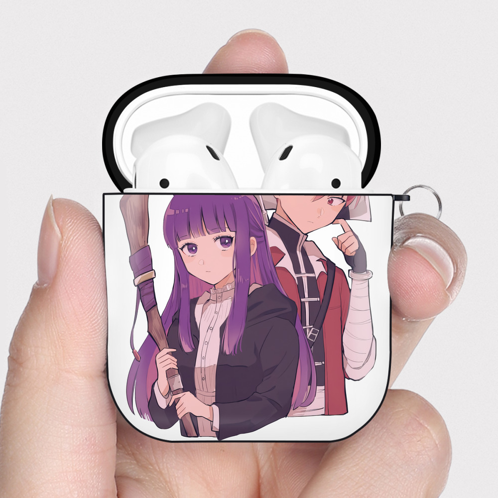 （画像用） 葬送のフリーレン Frieren AirPods 第2世代保護ケース ハードシェル ブラック 耐衝撃・防指紋・カラビナ付き