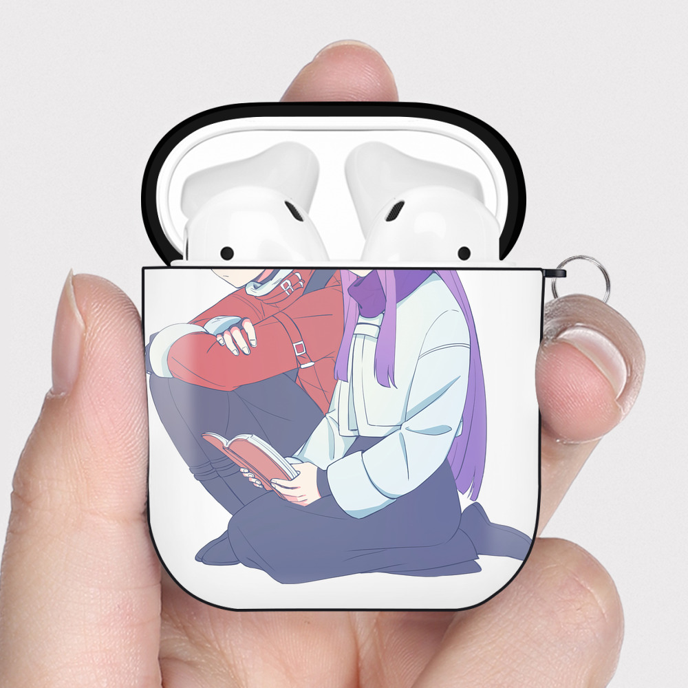 （画像用） 葬送のフリーレン Frieren AirPods 第2世代保護ケース ハードシェル ブラック 耐衝撃・防指紋・カラビナ付き