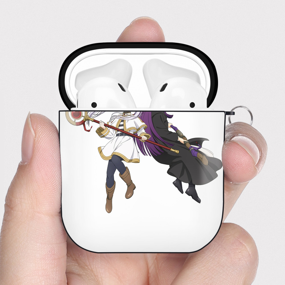 （画像用） 葬送のフリーレン Frieren AirPods 第2世代保護ケース ハードシェル ブラック 耐衝撃・防指紋・カラビナ付き