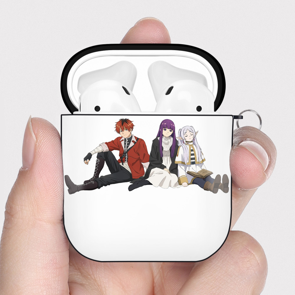 （画像用） 葬送のフリーレン Frieren AirPods 第2世代保護ケース ハードシェル ブラック 耐衝撃・防指紋・カラビナ付き