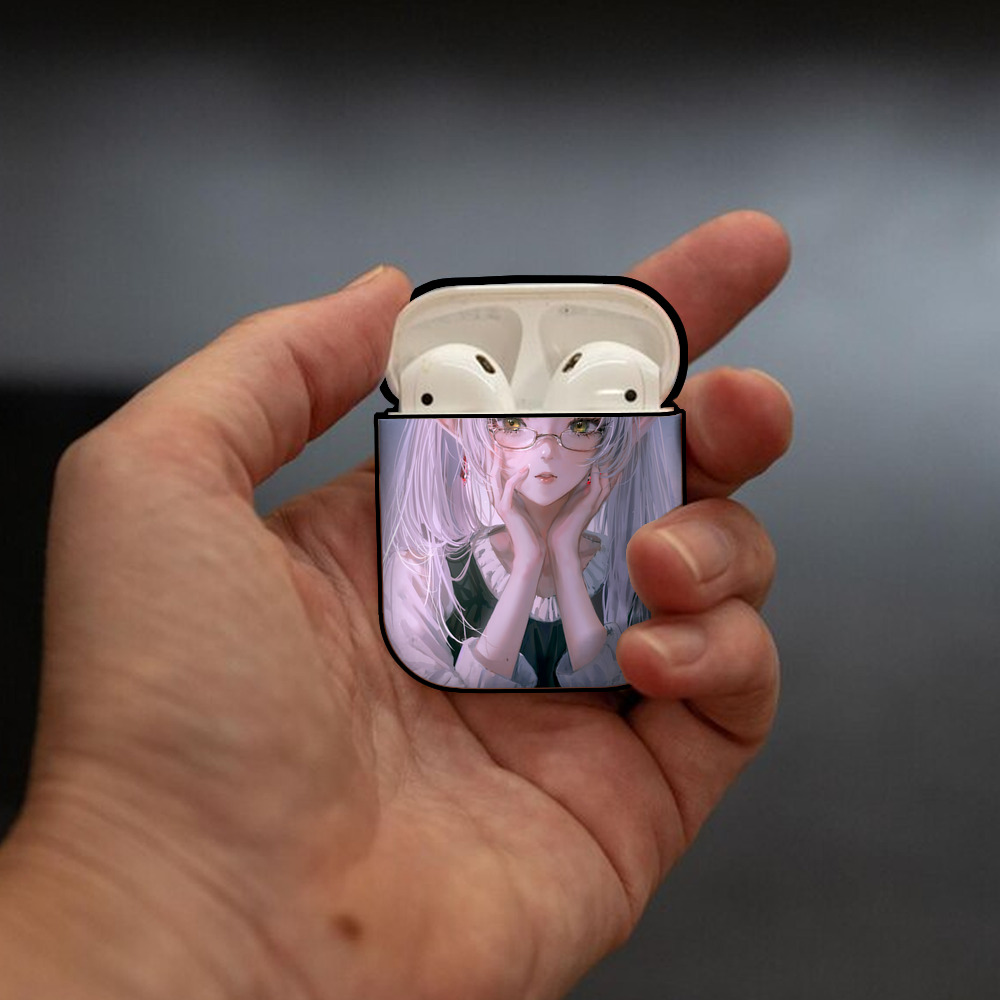 葬送のフリーレン Frieren AirPods 第2世代保護ケース ハードシェル ブラック 耐衝撃・防指紋・カラビナ付き