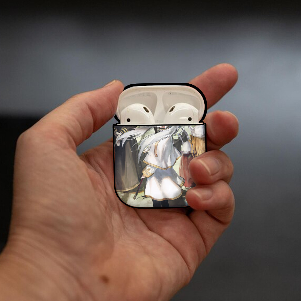 葬送のフリーレン Frieren AirPods 第2世代保護ケース ハードシェル ブラック 耐衝撃・防指紋・カラビナ付き