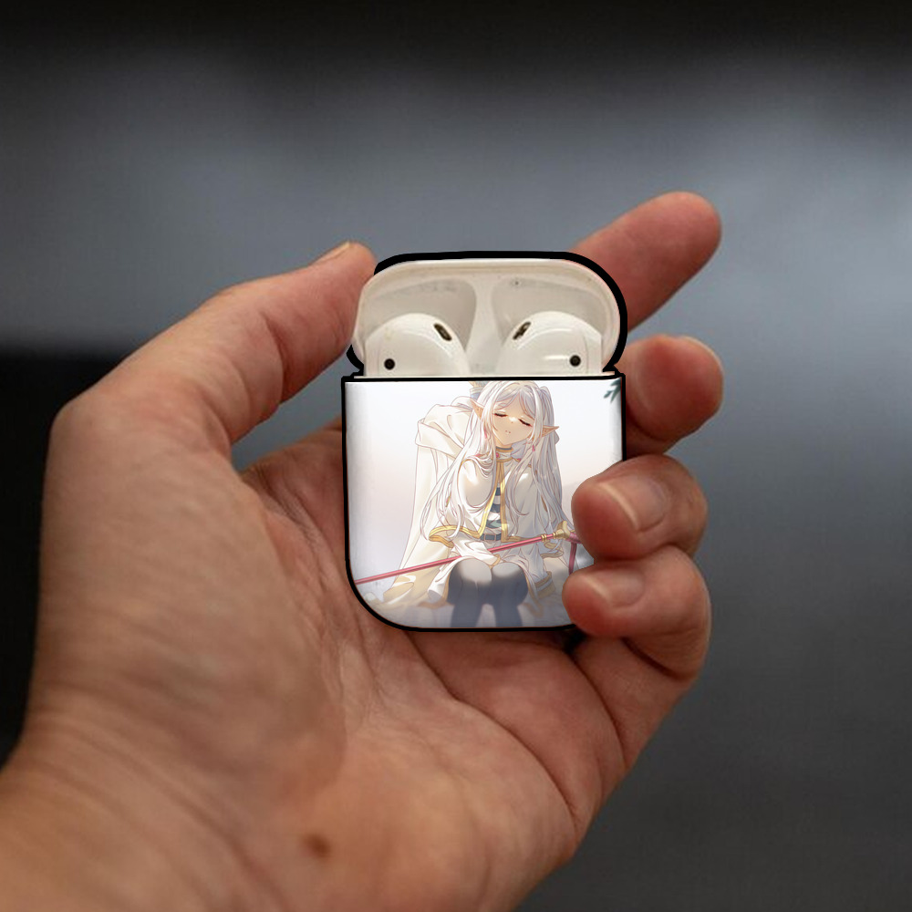 葬送のフリーレン Frieren AirPods 第2世代保護ケース ハードシェル ブラック 耐衝撃・防指紋・カラビナ付き