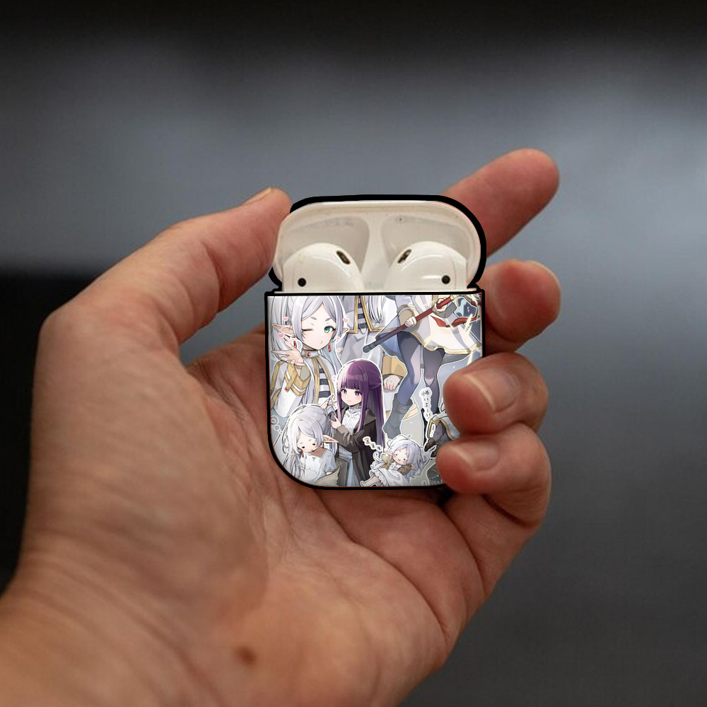 葬送のフリーレン Frieren AirPods 第2世代保護ケース ハードシェル ブラック 耐衝撃・防指紋・カラビナ付き