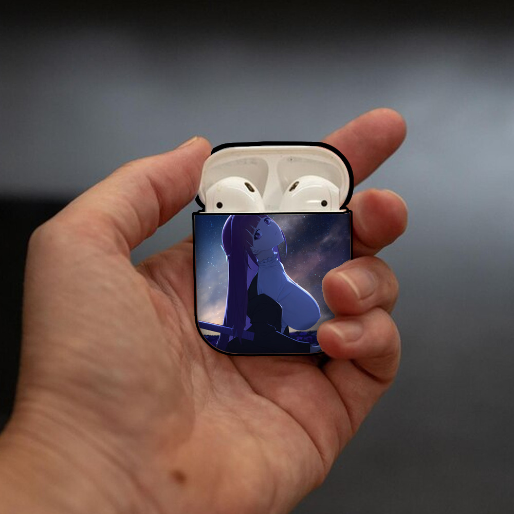 葬送のフリーレン Frieren AirPods 第2世代保護ケース ハードシェル ブラック 耐衝撃・防指紋・カラビナ付き
