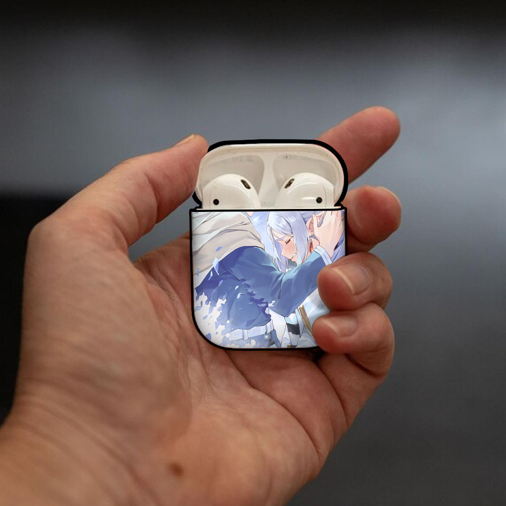 葬送のフリーレン Frieren AirPods 第2世代保護ケース ハードシェル ブラック 耐衝撃・防指紋・カラビナ付き