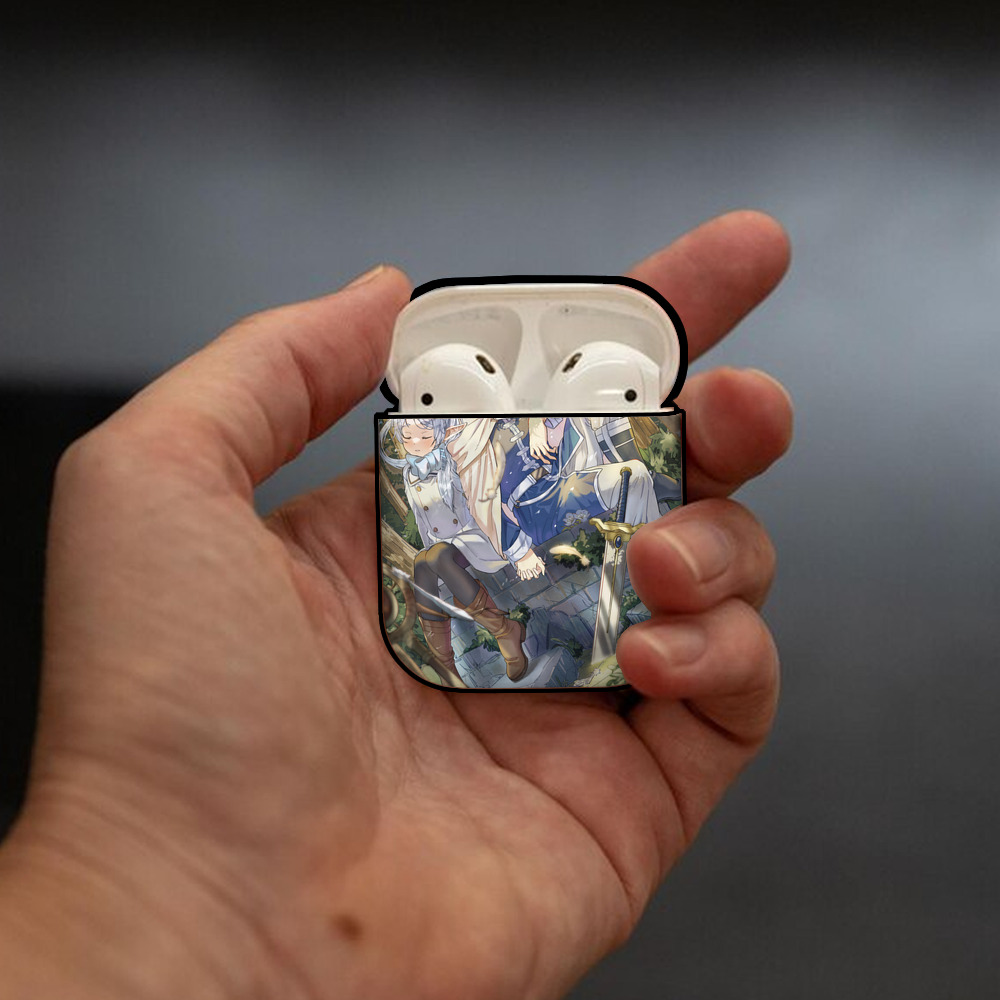 葬送のフリーレン Frieren AirPods 第2世代保護ケース ハードシェル ブラック 耐衝撃・防指紋・カラビナ付き
