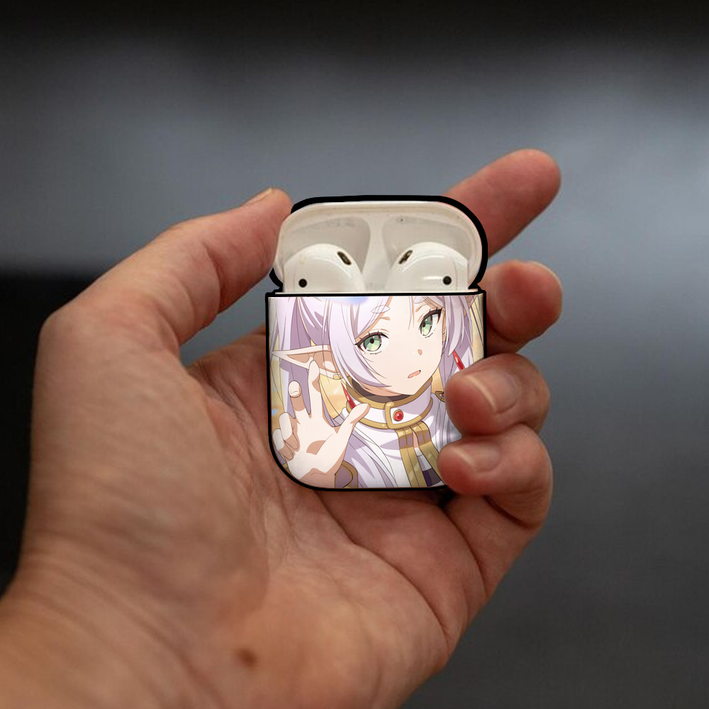 葬送のフリーレン Frieren AirPods 第2世代保護ケース ハードシェル ブラック 耐衝撃・防指紋・カラビナ付き