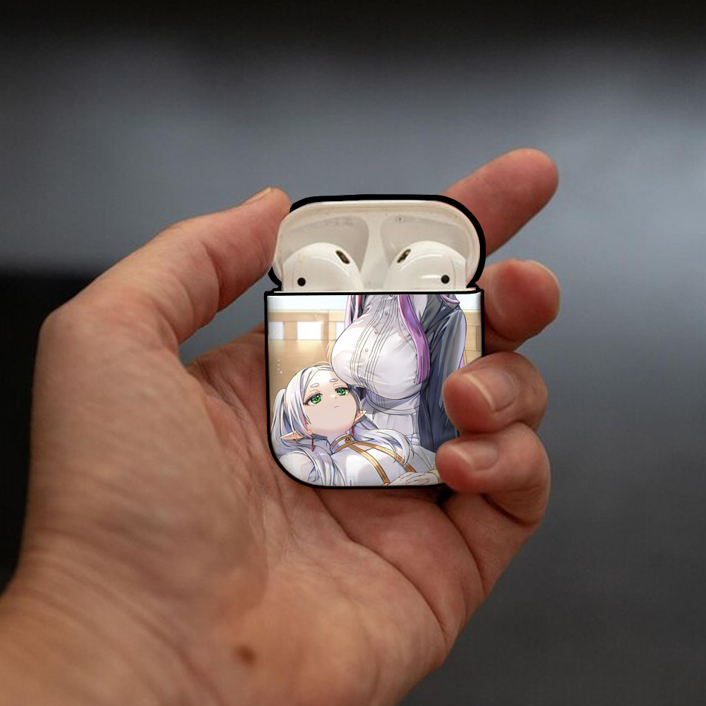 葬送のフリーレン Frieren AirPods 第2世代保護ケース ハードシェル ブラック 耐衝撃・防指紋・カラビナ付き