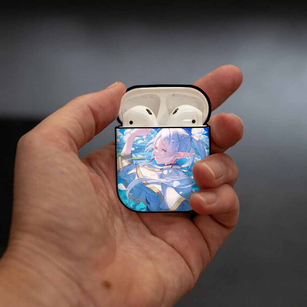 葬送のフリーレン Frieren AirPods 第2世代保護ケース ハードシェル ブラック 耐衝撃・防指紋・カラビナ付き