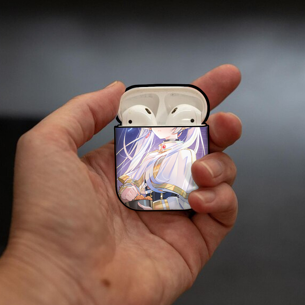 葬送のフリーレン Frieren AirPods 第2世代保護ケース ハードシェル ブラック 耐衝撃・防指紋・カラビナ付き