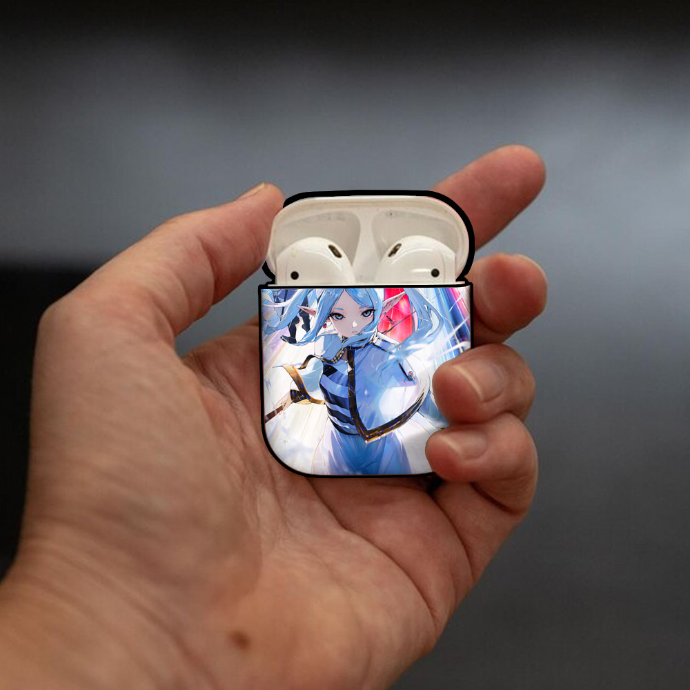 葬送のフリーレン Frieren AirPods 第2世代保護ケース ハードシェル ブラック 耐衝撃・防指紋・カラビナ付き