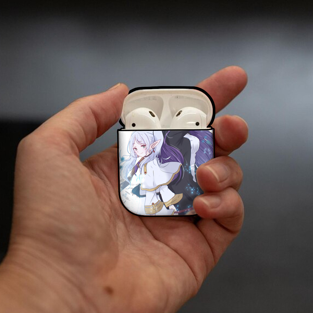 葬送のフリーレン Frieren AirPods 第2世代保護ケース ハードシェル ブラック 耐衝撃・防指紋・カラビナ付き