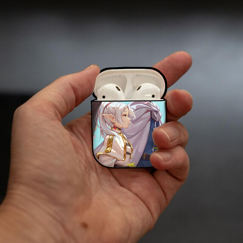 葬送のフリーレン Frieren AirPods 第2世代保護ケース ハードシェル ブラック 耐衝撃・防指紋・カラビナ付き