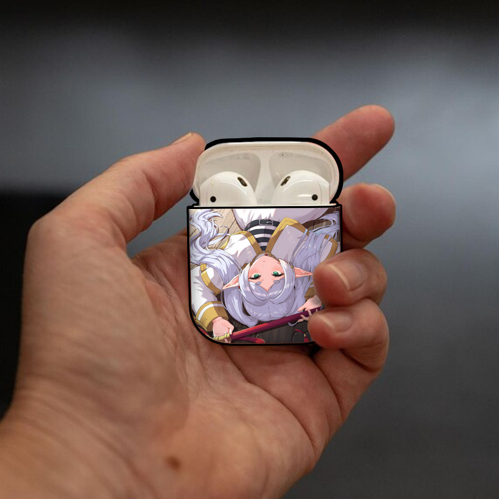 葬送のフリーレン Frieren AirPods 第2世代保護ケース ハードシェル ブラック 耐衝撃・防指紋・カラビナ付き