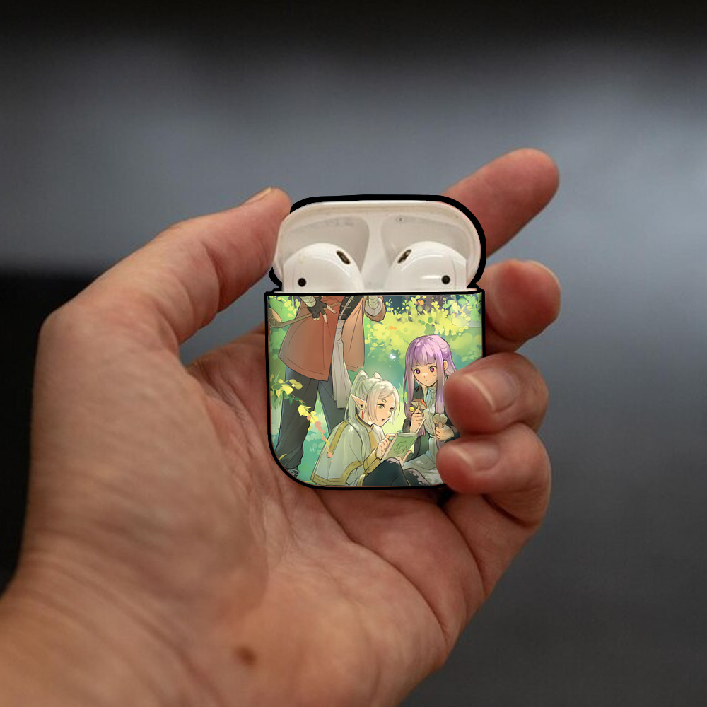 葬送のフリーレン Frieren AirPods 第2世代保護ケース ハードシェル ブラック 耐衝撃・防指紋・カラビナ付き