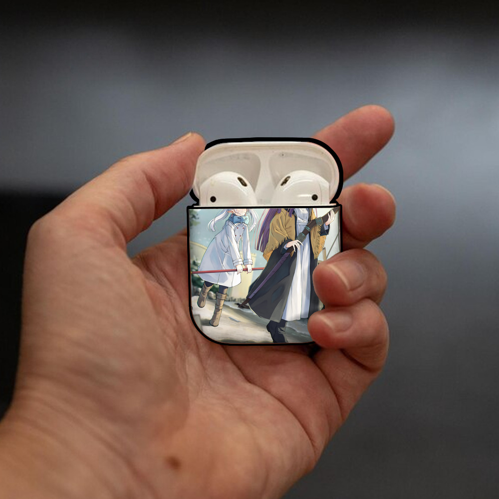 葬送のフリーレン Frieren AirPods 第2世代保護ケース ハードシェル ブラック 耐衝撃・防指紋・カラビナ付き