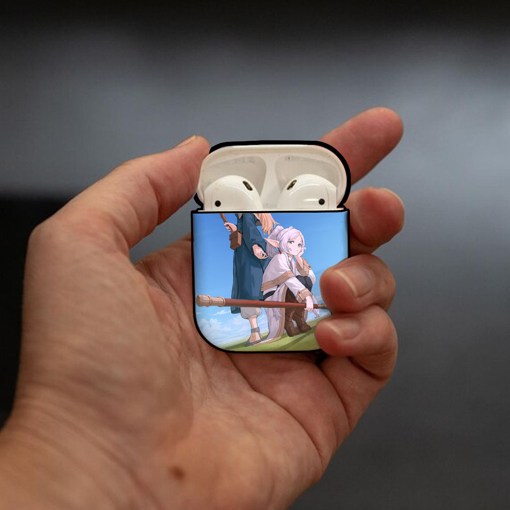 葬送のフリーレン Frieren AirPods 第2世代保護ケース ハードシェル ブラック 耐衝撃・防指紋・カラビナ付き