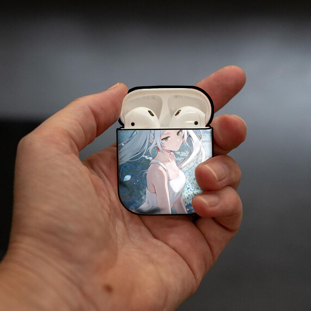 葬送のフリーレン Frieren AirPods 第2世代保護ケース ハードシェル ブラック 耐衝撃・防指紋・カラビナ付き