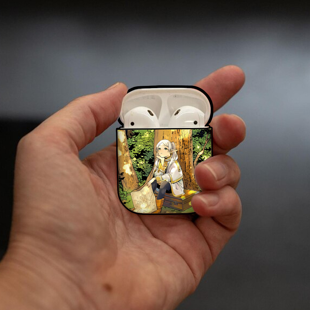 葬送のフリーレン Frieren AirPods 第2世代保護ケース ハードシェル ブラック 耐衝撃・防指紋・カラビナ付き