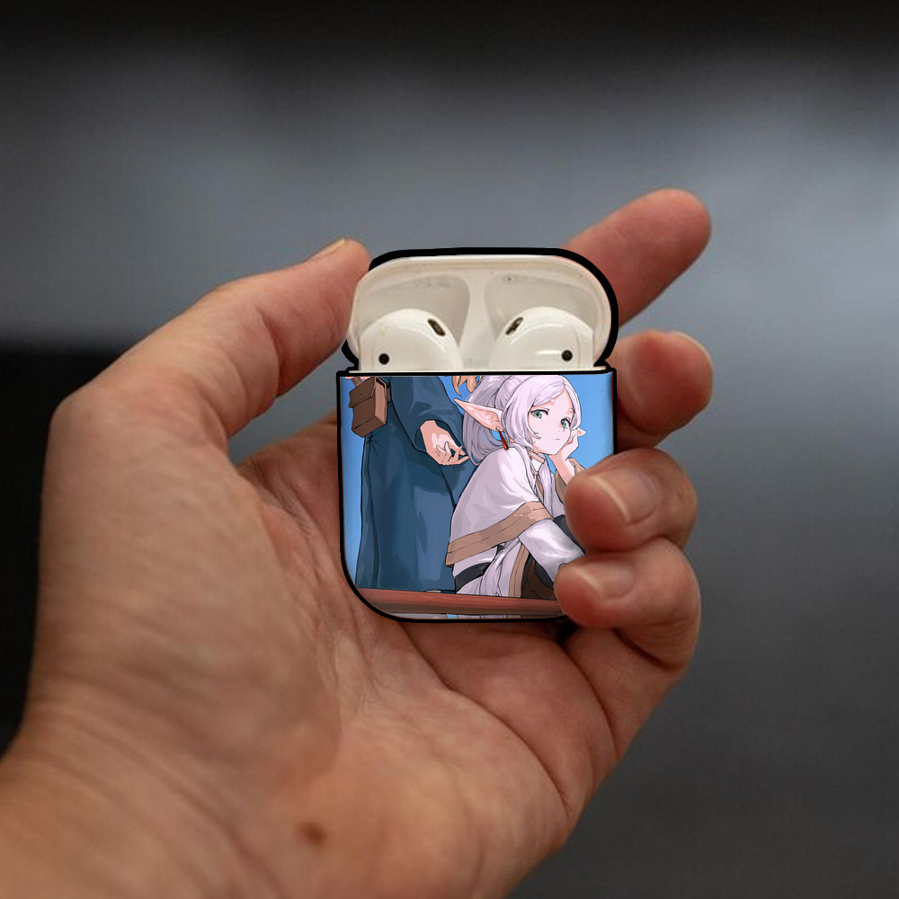 葬送のフリーレン Frieren AirPods 第2世代保護ケース ハードシェル ブラック 耐衝撃・防指紋・カラビナ付き