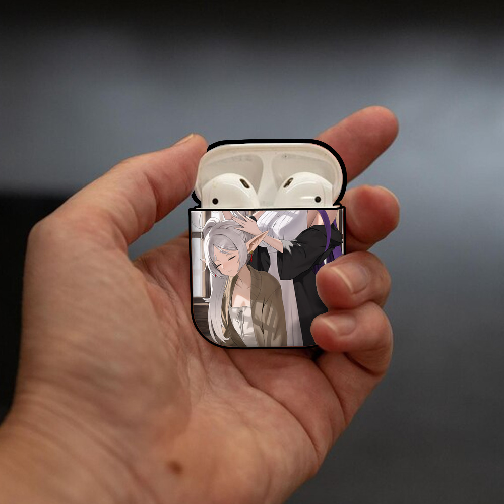 葬送のフリーレン Frieren AirPods 第2世代保護ケース ハードシェル ブラック 耐衝撃・防指紋・カラビナ付き