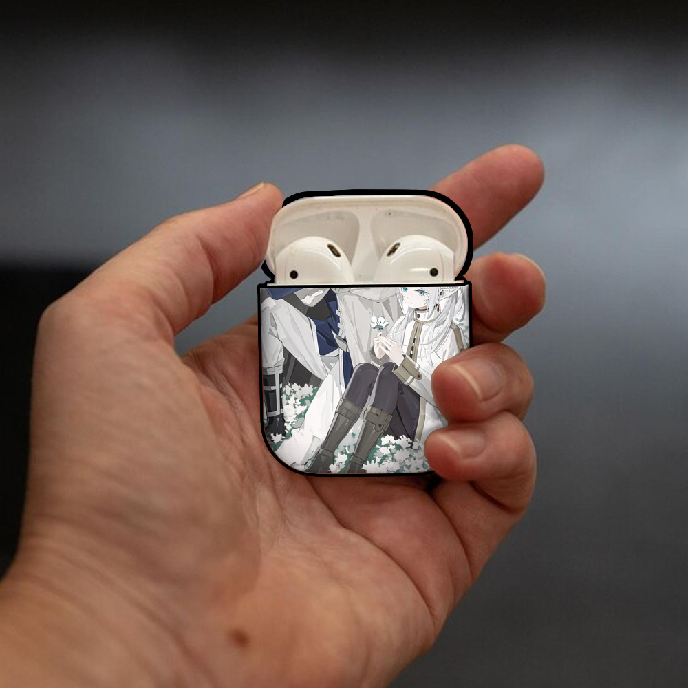 葬送のフリーレン Frieren AirPods 第2世代保護ケース ハードシェル ブラック 耐衝撃・防指紋・カラビナ付き