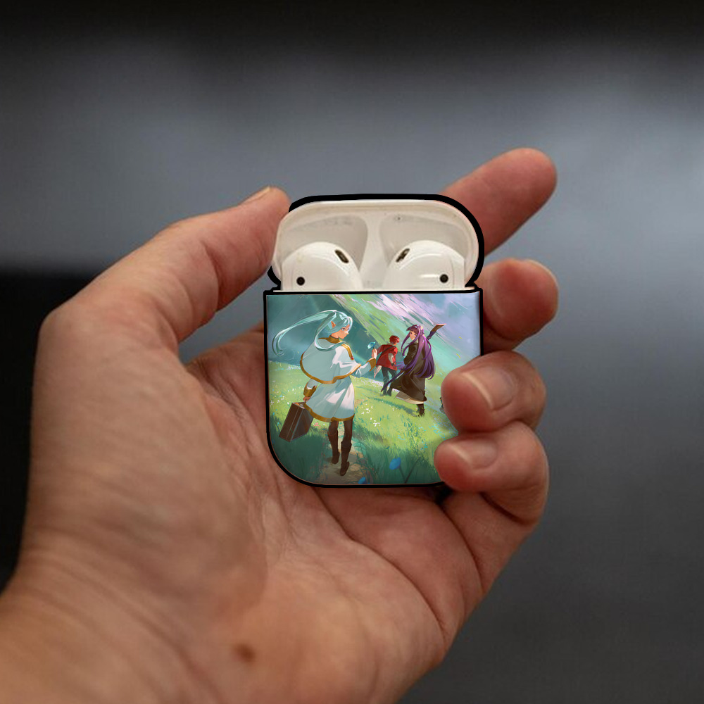 葬送のフリーレン Frieren AirPods 第2世代保護ケース ハードシェル ブラック 耐衝撃・防指紋・カラビナ付き