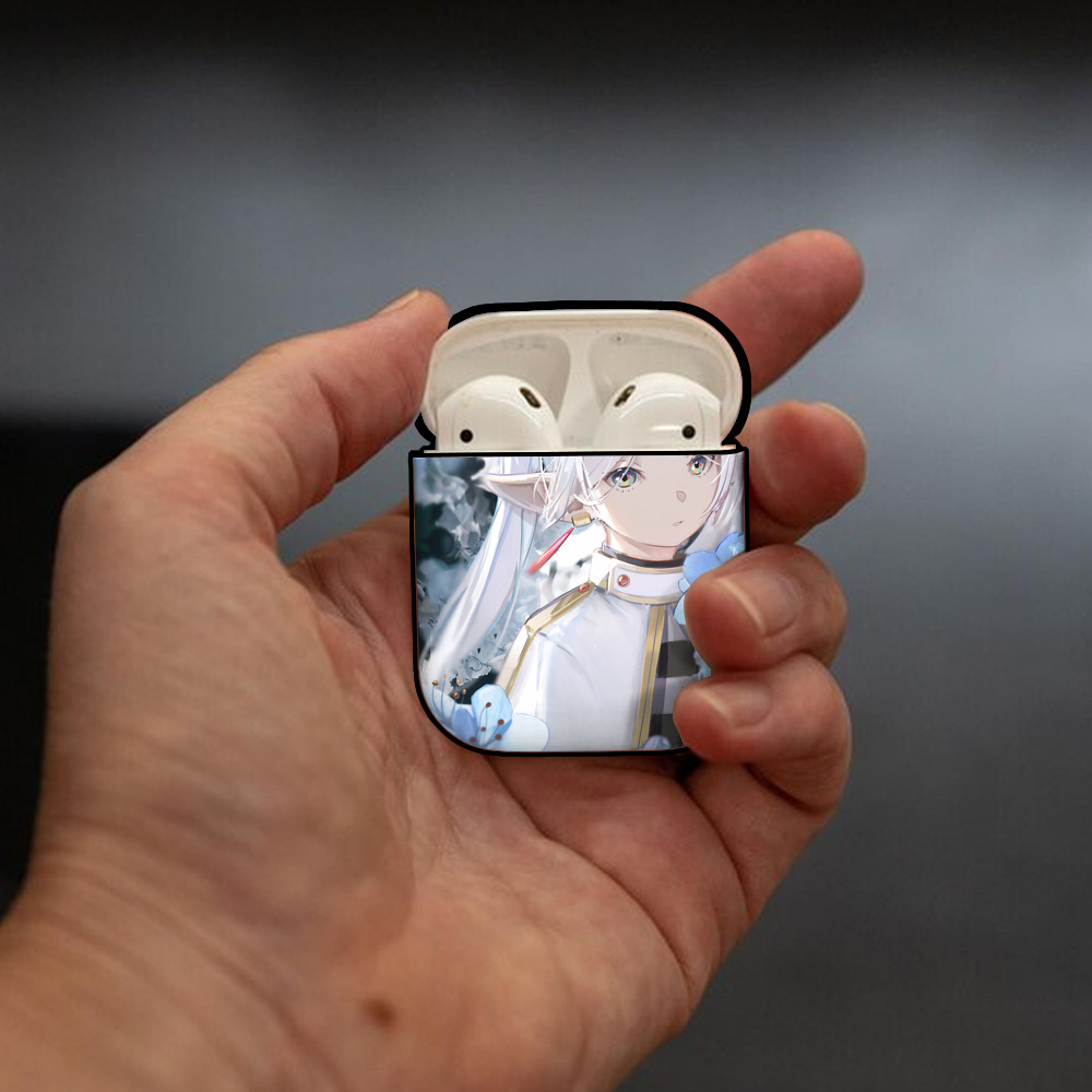 葬送のフリーレン Frieren AirPods 第2世代保護ケース ハードシェル ブラック 耐衝撃・防指紋・カラビナ付き