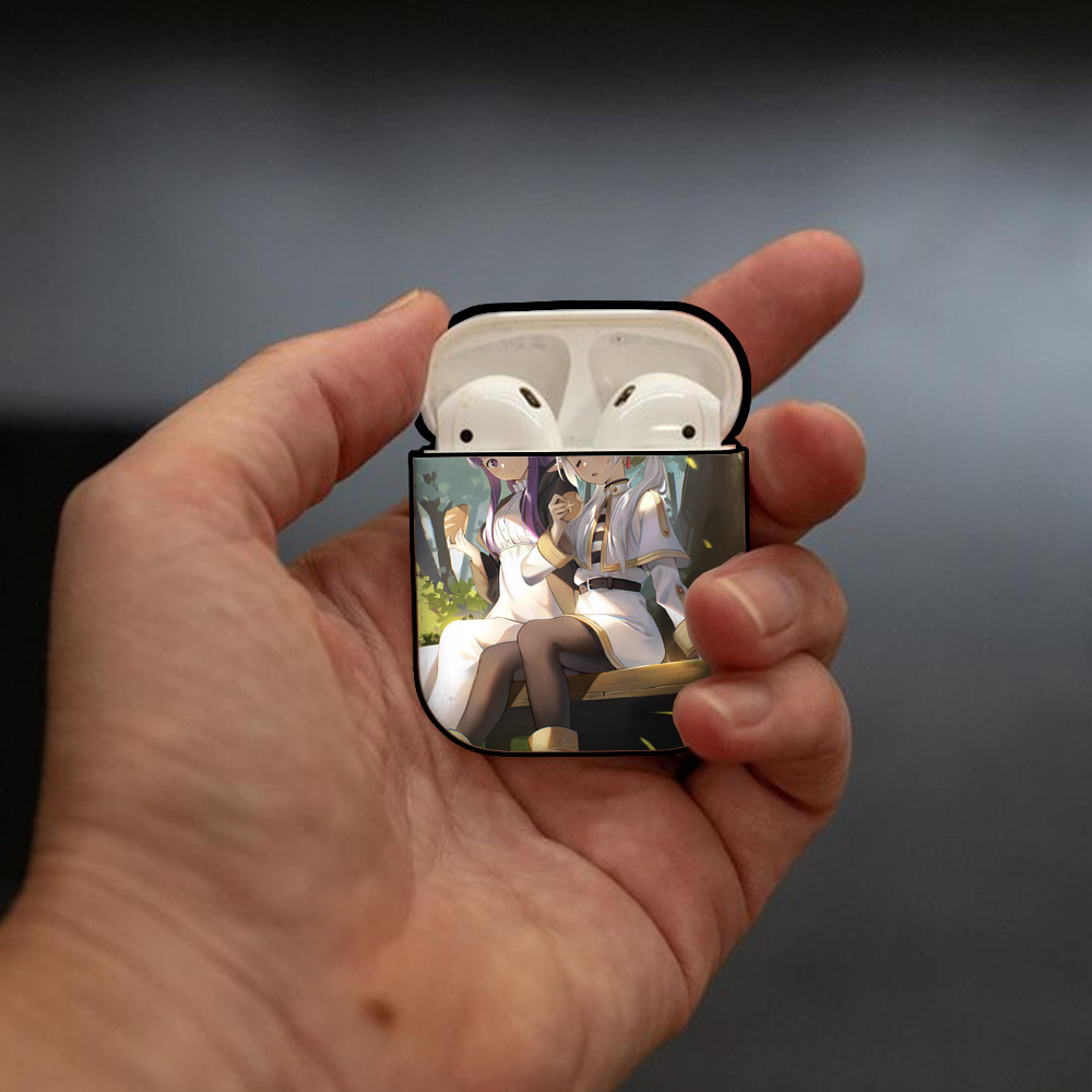 葬送のフリーレン Frieren AirPods 第2世代保護ケース ハードシェル ブラック 耐衝撃・防指紋・カラビナ付き